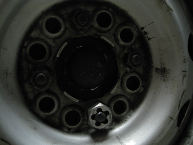 dorublog | タイヤ交換時にナットが入りにくい舐めたボルトの修復 直しにねじ切りダイス M12×1.25