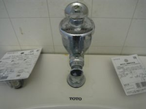dorublog | 男子トイレ 水が止まらない時の対処法 フラッシュバルブ 押しボタン パッキン交換 小便器