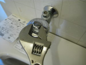 dorublog | 男子トイレ 水が止まらない時の対処法 フラッシュバルブ 押しボタン パッキン交換 小便器