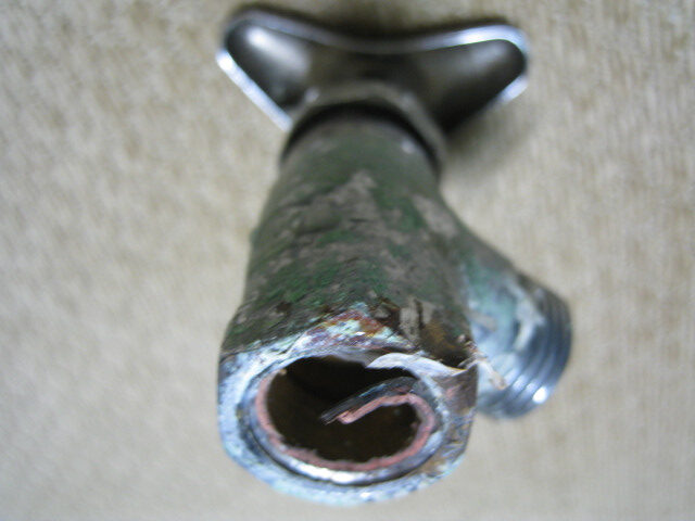 dorublog | 水道の蛇口が破裂したときの応急処置 バルブキャップ ソケットでの止水 水漏れ 修理 接着剤